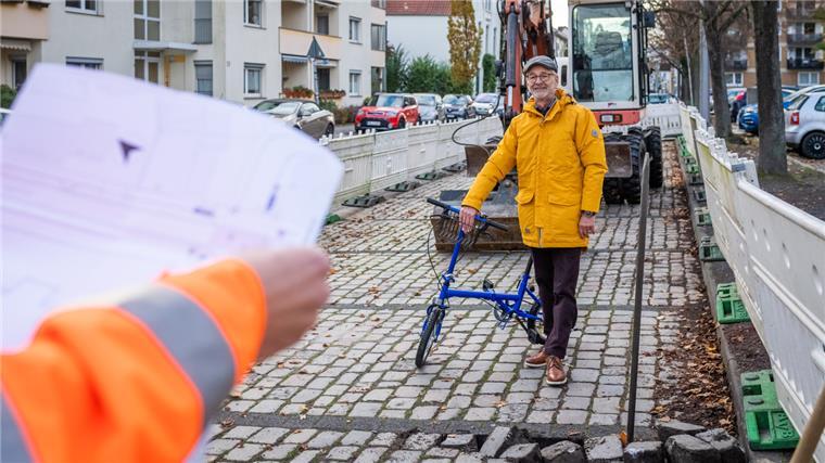 21 Auto-Parkplätze weichen für die erste Fahrradstraße Blick auf die Parkplätze, die verschwinden, und den Baustadtrat.