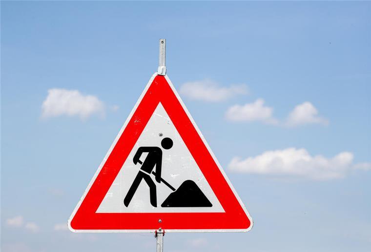 Loxstedt: Straßenverkehr ab Montag eingeschränkt Ein Schild weist auf die Baustelle an der A72 hin.