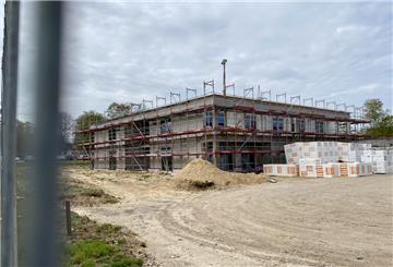 Die Bauarbeiten sind in vollem Gange: Am 1. August soll das „Haus für Kinder“ in Debstedt zum Teil eröffnen.