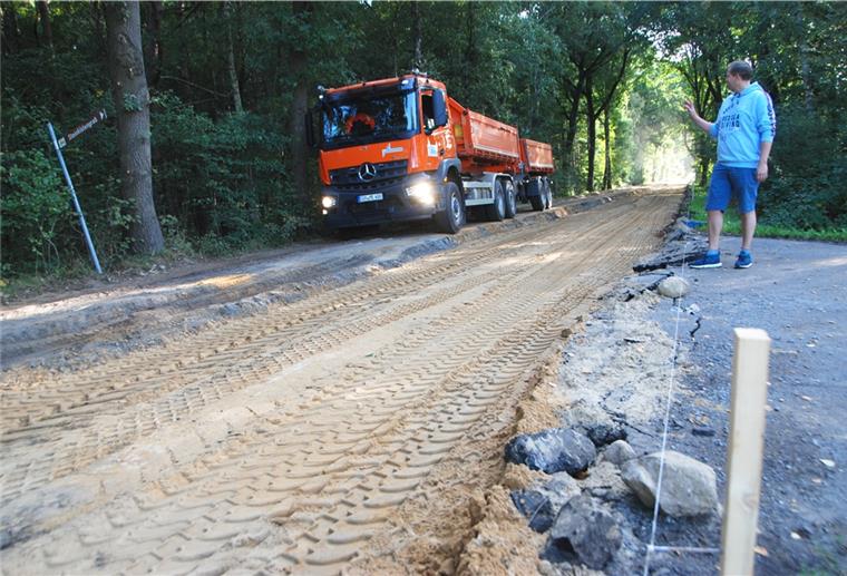 Flögeln: Straße „Im Seegen“ bis Ende Oktober saniert Die Baufahrzeuge sind unterwegs auf dem Wirtschaftsweg „Im Seegen“. Flögelns Ortsbürgermeister Claus Seebeck verfolgt die Sanierung.