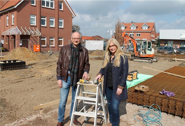Neues Ärztehaus entsteht im Herzen von Beverstedt Die Bauherren Dr. Andreas Völsch und Bärbel Mittelstädt an der Stelle, wo spätestens zu Beginn des kommenden Jahres das neue Ärztehaus in der Beverstedter Ortsmitte eröffnen soll.