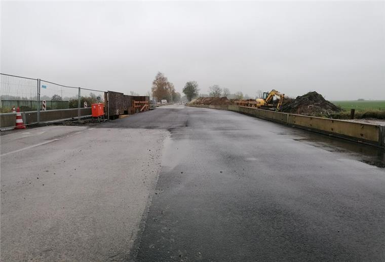 Neue Verkehrsführung an der B211: Das ändert sich ab Montag Die Baustelle an der B211 bei Barghorn. Dort wird die Fahrbahn „umgelegt“, wodurch es zu Veränderungen für Verkehrsteilnehmer kommt.
