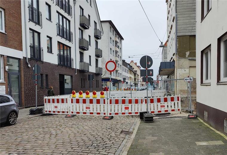 Hier kommt der Müllwagen nicht weiter: Die Anwohner sind sauer Eine Baustelle wo kein Auto durchfahren kann, ist zu sehen.