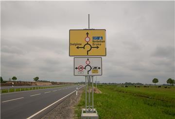 Die Baustellen- und Umleitungsschilder verschwinden nun endgültig: Die Ampelanlage an der Kreuzung B212/Weserstraße/B211 wird morgen fertig.