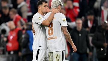 Die Bayer-Profis Granit Xhaka (links) und Robert Andrich sind zufrieden über das 1:1 in München.