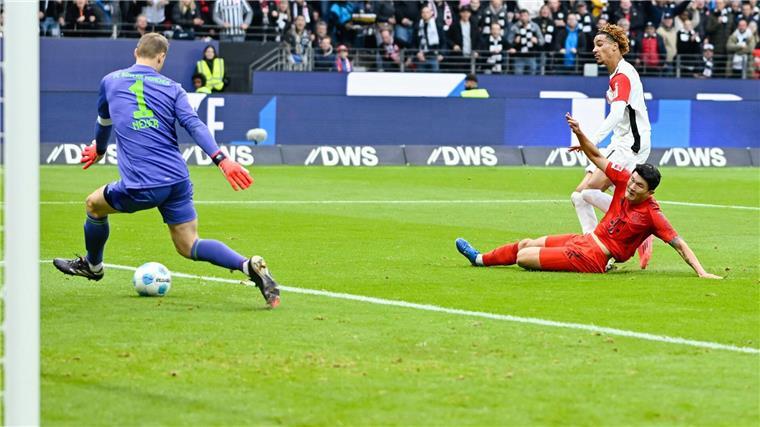 „Kotzt mich an“: Bayern in der Ergebnis-Krise Die Bayern-Abwehr war gegen Eintracht Frankfurt dreimal nicht auf der Höhe.