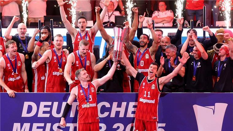 Die Bayern-Basketballer jubeln über den Meistertitel.