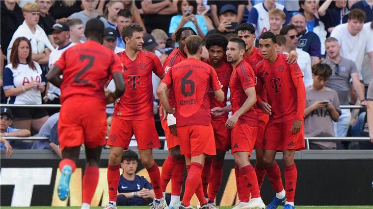 Bayern gewinnen bei Kanes Rückkehr wieder gegen Tottenham Die Bayern bejubeln das Tor von Serge Gnabry (4.v.r.).