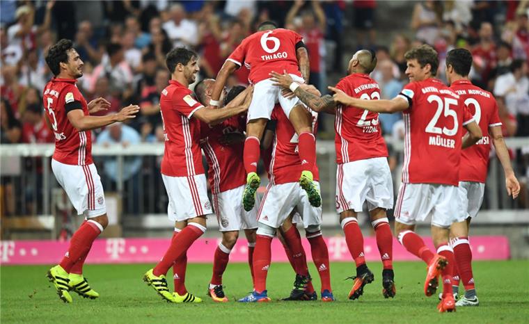 Die Bayern bejubeln den 1:0-Führungstreffer von Xabi Alonso. 