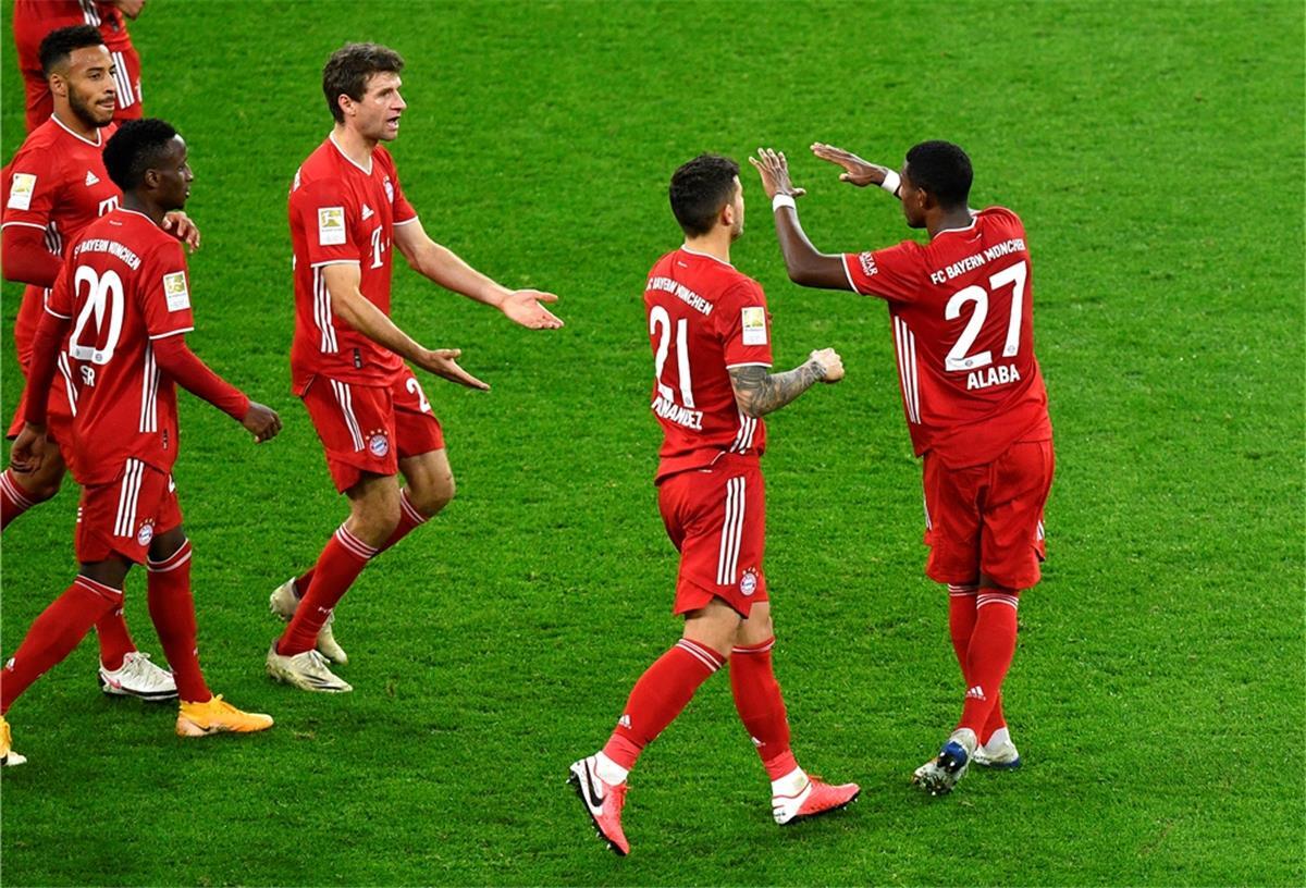 Die Bayern feiern: Sie haben einen 0:1-Rückstand in Dortmund noch in einen Sieg verwandelt.