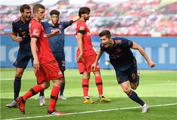 Die Bayern sind in Torlaune: Robert Lewandowski (rechts) jubelt über seinen Treffer zum 4:1.