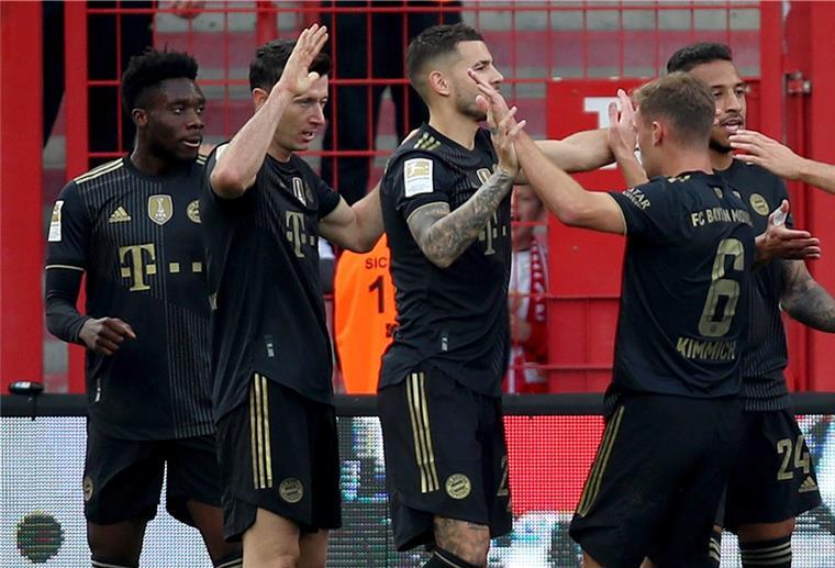 Bundesliga: Bayern hat sich nach Pokal-Aus wieder gefangen Die Bayern-Spieler jubeln. Sie sind wieder in der Spur.