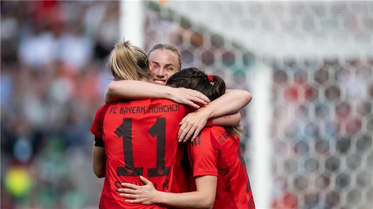 Die Bayern um Lea Schüller, Pernille Harder und Tuva Hansen (von links) bejubeln den Titel.