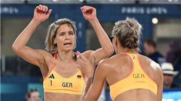 Die Beachvolleyballerinnen Laura Ludwig und Louisa Lippmann haben bei der EM ihren ersten Sieg errungen. 