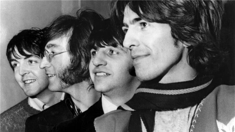 „Baby you can drive my car“: Buch über die Autos der Beatles Die Beatles mit Paul McCartney (l-r), John Lennon, Ringo Starr und George Harrison.