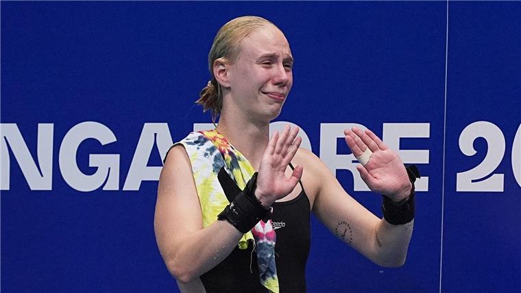 Überraschung im Wasserspringen: Pfeif gewinnt WM-Silber Die Bedeutung der Silbermedaille ist Pauline Pfeif anzusehen.