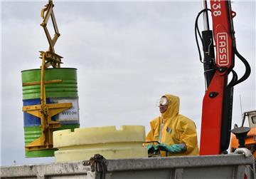 Die Bedienung des Greifarms erfordert eine Menge Übung und Geschick. Foto: Ulich