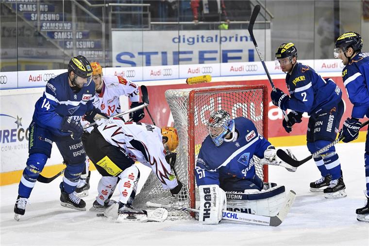 Pinguins feiern Playoff-Sieg in Ingolstadt Die Begegnung zwischen dem ERC Ingolstadt und den Fischtown Pinguins hatte alles, was ein Spiel in den Playoffs haben muss.