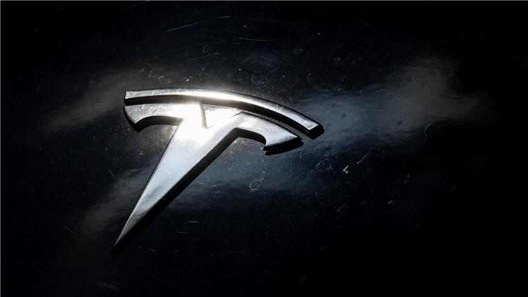 US-Behörde prüft Teslas fortgeschrittene „Autopilot“-Version Die Behörde prüft, ob Teslas Software angemessen auf schlechte Sichtverhältnisse reagiert. (rchivbild)