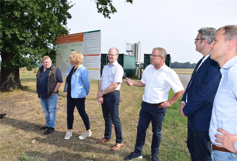 Landkreis Rotenburg: 1 Million für nachhaltige Biogas-Produktion Die beiden "Agrogas"-Geschäftsführer Klaus Schröder (Dritter von rechts) und Stefan Fitschen-Hobbeling (Dritter von links) präsentierten den Gästen das Areal ihrer Biogasanlage bei Malstedt.