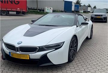 Die beiden an dem illegalen Autorennen beteiligten Fahrzeuge: Im Vordergrund der BMWi8, hinten der Range Rover. 