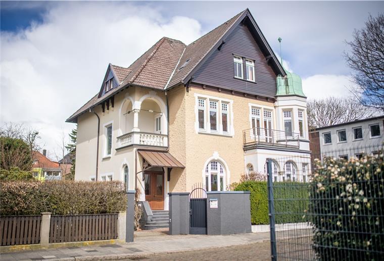 Bremerhaven: Berliner Architekten kaufen Gründerzeit-Villa Die beiden Architekten aus Berlin, Arne Tönißen und Mareile Melcher-Tönißen, sind mit ihren beiden Töchtern nach Bremerhaven in eine alte Gründerzeit-Villa mit Türmchen gezogen.