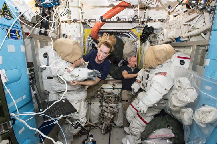 Parkplatz im All: US-Astronauten montieren Andockstation an Raumstation ISS Die beiden Astronauten Kate Rubins und Jeff Williams haben an der internationalen Raumstation ISS erfolgreich einen Raumspaziergang absolviert, um eine Andockstation zu installieren.