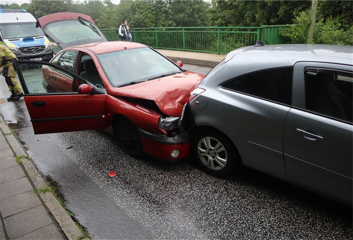 Verletzte nach Auffahrunfall in Bremerhaven Die beiden Autofahrerinnen wurden verletzt.