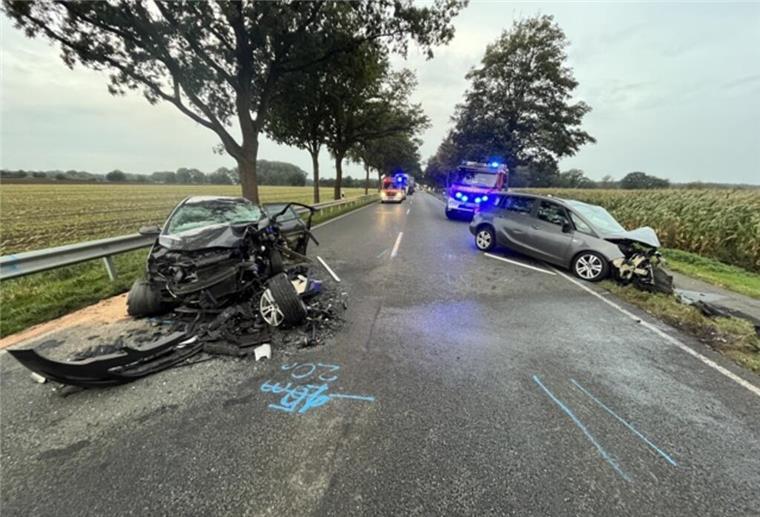 Tödlicher Unfall bei Stade: Zwei Autos prallen auf B73 frontal zusammen Die beiden Autos wurden bei dem Unfall völlig zerstört.