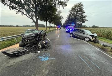 Die beiden Autos wurden bei dem Unfall völlig zerstört.
