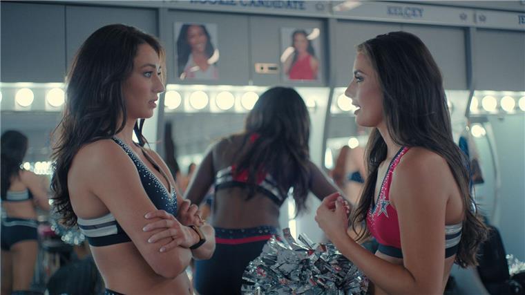 Die beiden Cheerleader Kelcey und Reece geben alles für ihr Team.