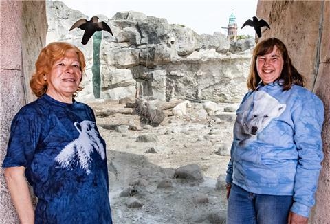 Die beiden Eisbärenfans Ilse Baudy (70) und ihre Freundin Birgit Born (59) waren glücklich, als sie die Eisbärenzwillinge Anna und Elsa das erste Mal sahen.