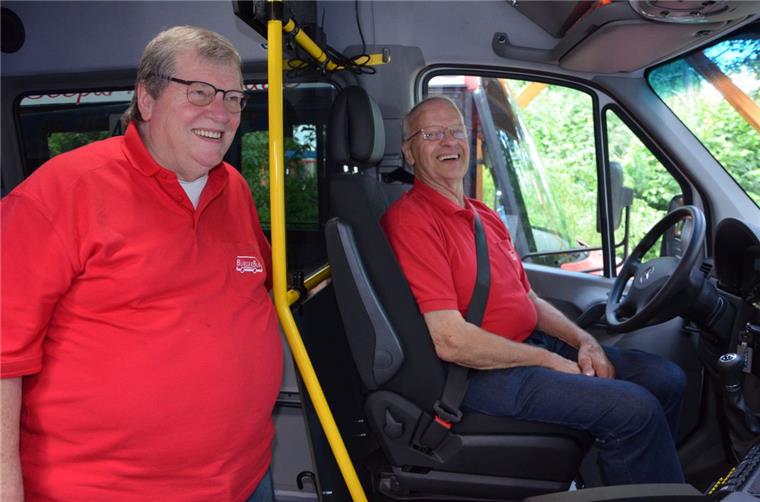 Butjadinger Bürgerbus rollt auf Erfolgsspur Die beiden Fahrbetriebsleiter Erhard Beeken (links) und Heino Wiggermann sind jeden Tag für den Bürgerbus im Einsatz.
