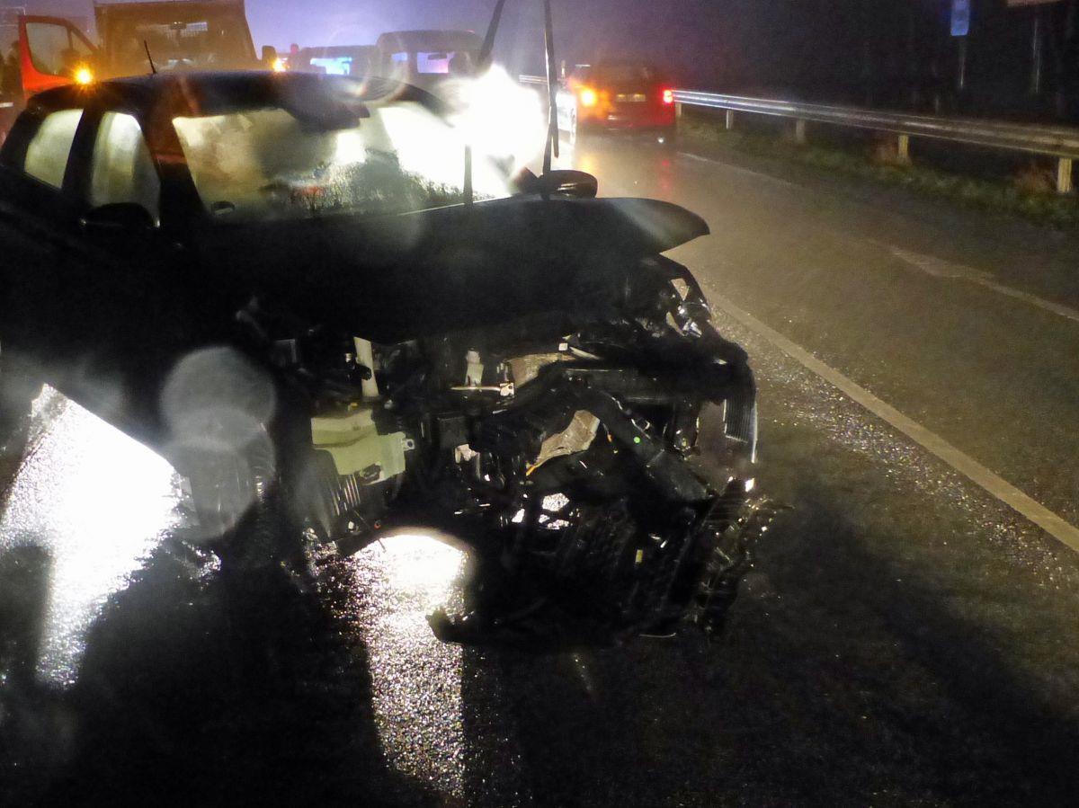 Debstedt: Zwei Verletzte nach Unfall an A27-Anschlussstelle Die beiden Fahrzeuge prallten frontal zusammen.
