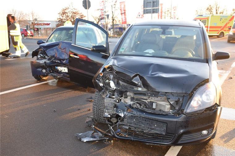 Nordenham: 20-Jährige bei Unfall lebensgefährlich verletzt Die beiden Fahrzeuge wurden bei dem Zusammenstoß so schwer beschädigt, dass sie abgeschleppt werden mussten.