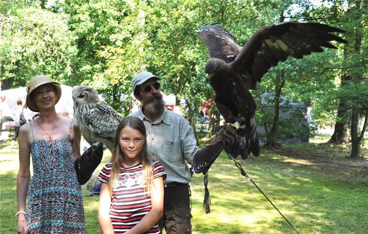 Nordenham: Uhu und Steinadler sind die Stars der Tiermesse Die beiden Falkner Regine Liebtrau und Uwe Tietz mit der Besucherin Kiana sowie Uhu Fritz und Steinadler Alic.