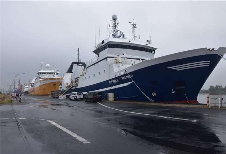 Die beiden Fangschiffe "Lodairo" (hinten) und "Santa Princesa" liegen im Bremerhavener Fischereihafen. Weil sie ihre Fangquoten bereits erfüllt haben, werden sie noch wochenlang an der Kaje bleiben müssen.
