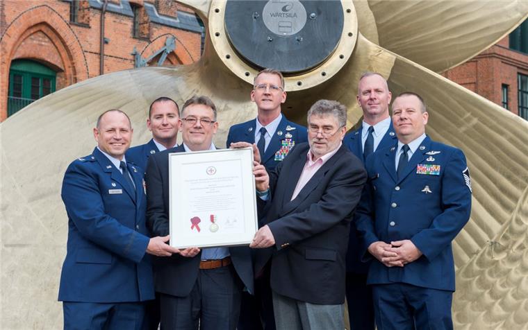 Bremerhavener spektakulär aus Seenot gerettet: US-Soldaten erhalten Medaille Die beiden geretteten Segler (vorne) mit ihren Rettern von der US-Luftwaffe.