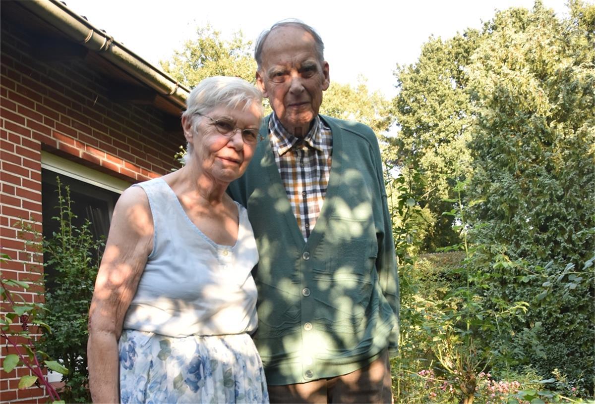 Eheleute aus Hoope feiern heute ihre Hochzeit Die beiden Jubilare Ilse (86) und Wilhelm (89) Eickhoff vor ihrem Haus in Hoope, in dem sie seit ihrer Hochzeit am 17. September 1955 wohnen und vier Kinder großgezogen haben.