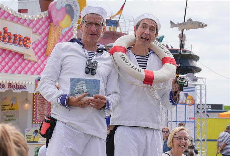 Die beiden Jungs unterhalten in Matrosenanzügen und auf Stelzen die Gäste bei den Maritimen Tagen.