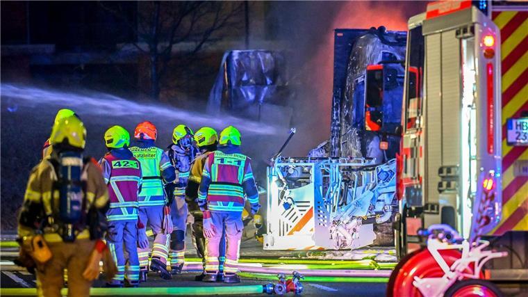 Die beiden Lastwagen brannten komplett aus. 