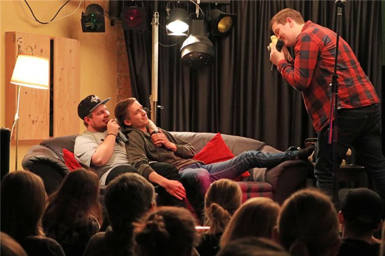 Dario: Der beste Poetry Slammer in Zeven Die beiden launigen Moderatoren Kristian (links) und Felix (rechts) hatten sichtlich Vergnügen an ihrer Aufgabe auf der Bühne. So machten sie sich auch mit Slammern wie Adrian (Mitte) immer wieder einen kleinen Spaß.
