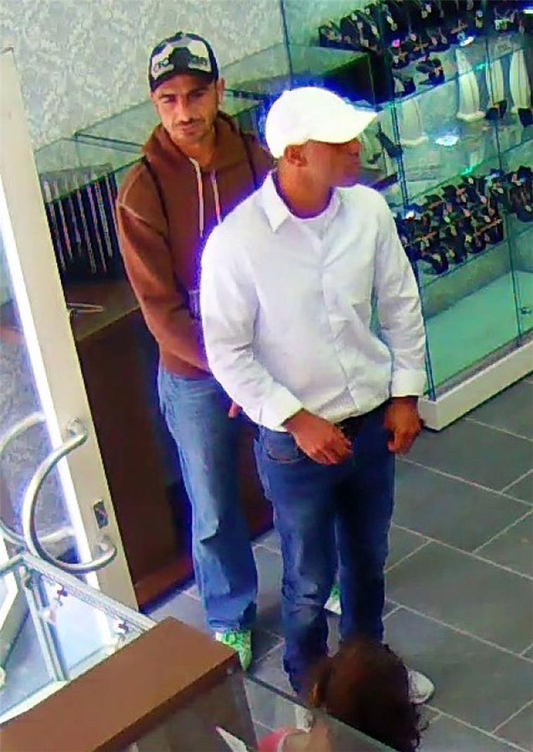 Aufgepasst: Die Polizei in Bremen fahndet nach Schmuckdieben Die beiden Männer haben vor dem Raub das Juweliergeschäft besucht und könnten mit der Tat zu tun haben. Die Polizei hofft auf Zeugenhinweise.