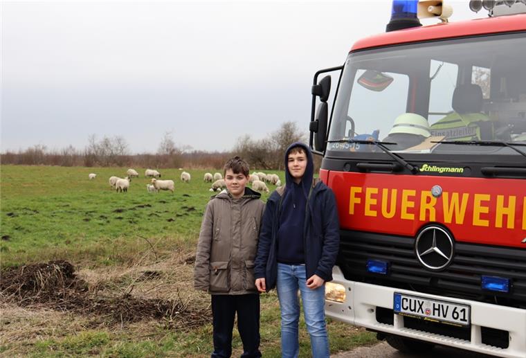 Tierischer Einsatz in Sellstedt: Zwei Jungs alarmieren die Feuerwehr Die beiden Schaf-Retter Raphael und Luis (von links).