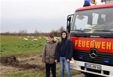 Die beiden Schaf-Retter Raphael und Luis (von links).