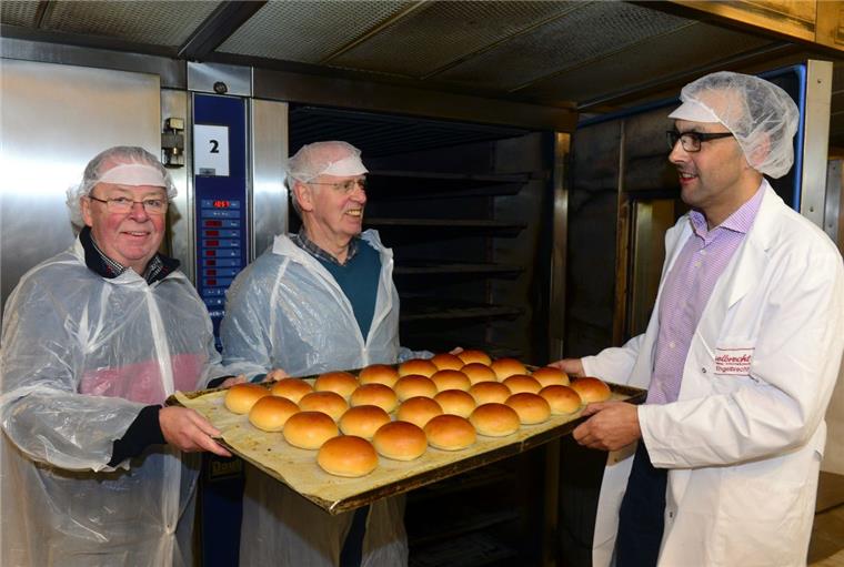 Immer weniger Bäcker in Bremerhaven Die beiden Senioren-Bäckermeister Manfred Moormann (von links) und Christian Fitter zu Besuch bei Gerd Engelbrecht, dem Geschäftsführer des gleichnamigen Betriebs. Der Eindruck der Gäste: „Heute läuft die Arbeit viel maschineller ab als zu unserer Zeit.“ Foto Scheer