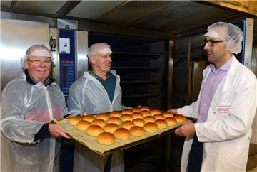 Die beiden Senioren-Bäckermeister Manfred Moormann (von links) und Christian Fitter zu Besuch bei Gerd Engelbrecht, dem Geschäftsführer des gleichnamigen Betriebs. Der Eindruck der Gäste: „Heute läuft die Arbeit viel maschineller ab als zu unserer Zeit.“  Foto Scheer