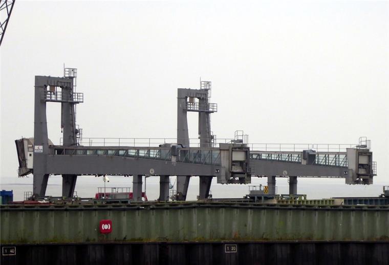 Bremerhaven: Kreuzfahrt-Passagierbrücken werden verschrottet Die beiden über 20 Jahre alten Kocks-Passagierbrücken Nr. 2 und 3 werden zurzeit demontiert. Bis Ende März 2023 soll die erste neue Passagierbrücke am Kreuzfahrtterminal aufgebaut worden sein.