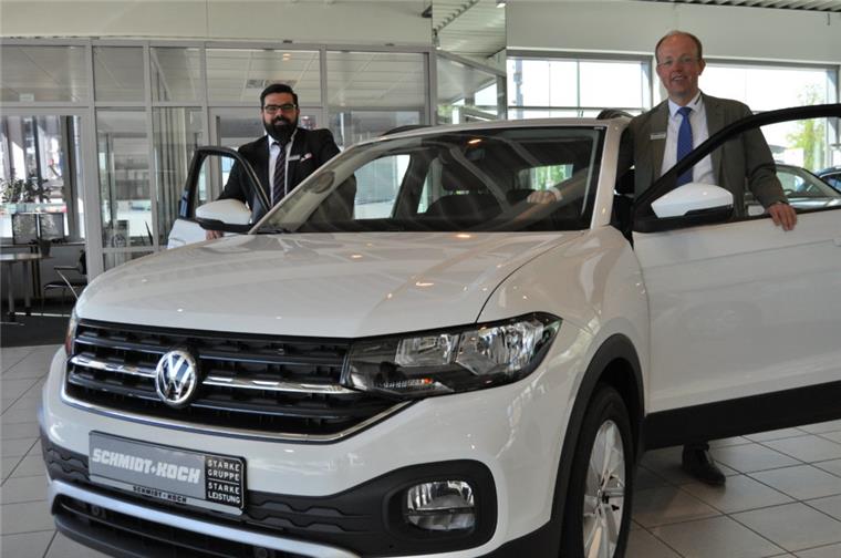 Weltneuheit in Bremerhaven: Der T-Cross wird am 2. Mai vorgestellt Die beiden Verkaufsberater Lukasz Pilczewski (links) und Andreas Winters vom Autohaus Schmidt + Koch in Bremerhaven sind schon jetzt von dem neuen T-Cross begeistert.