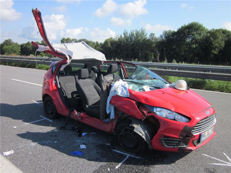 Unfall auf A27 - Frau muss aus Auto geschnitten werden Die Beifahrerin musste von den Rettungskräften der Feuerwehr aus dem Auto befreit werden. Sie wurde mit Kopfverletzungen in ein Krankenhaus gebracht.